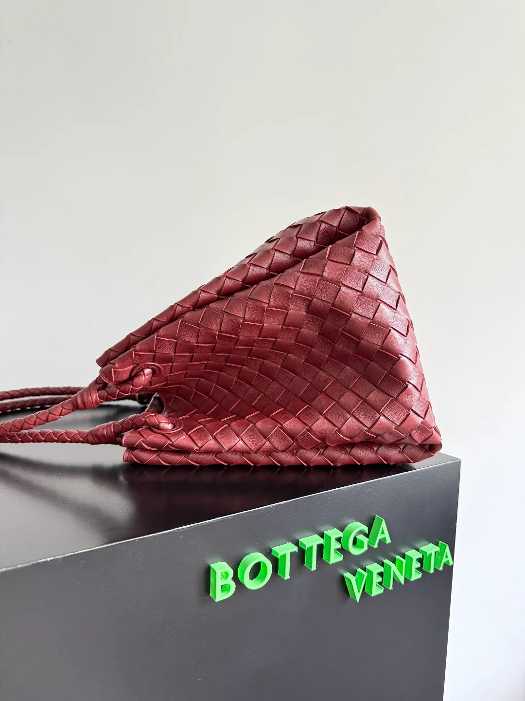 Batch 2660 24 early autumn new model Andiamo Parachute woven leather is made of folded stitching at the four corners # Craftsmanship and creativity. The large size is atmospheric and practical. One of the must-selects for BV. It has a large space, can hold a computer, the shoulder strap is thick, and the upper shoulder is very comfortable. The large parachute upper body is real shot and can be carried on the back. The upper body is versatile and cute☺️ Style number: 796571 Size: 30*26*20cm